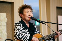 加藤登紀子さんが「百万本のバラ」を歌い続ける理由――歌にはあなたと私の「小さな物語」がある