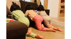 完全に一致!ソファでくつろぐ三つ子姉妹の姿に驚きの声…普段からシンクロしているのか母親に聞いた