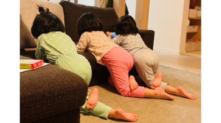 完全に一致!ソファでくつろぐ三つ子姉妹の姿に驚きの声…普段からシンクロしているのか母親に聞いた