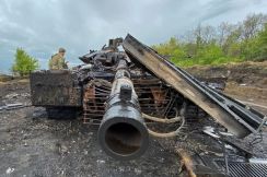 立ち上る火柱、転がる犠牲者、ロシアの軍用車両10両を一度に焼き尽くす動画をウクライナ軍が投稿