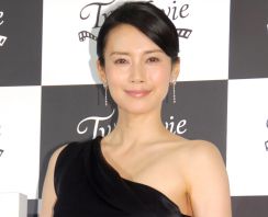 中谷美紀、夫を見つめる“密着”シーンが「映画のワンシーンみたい」「うっとりしちゃいます」と反響　夫婦でショーに出席