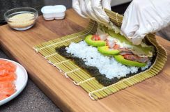 家族4人で寿司を食べに行くと高いので「手作り」しています。外食と比べてどちらが安いですか？