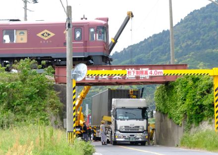 【速報】高さオーバーのトレーラー、鉄道橋の防護工に衝突　国道通行止め、京都丹後鉄道も遅れ