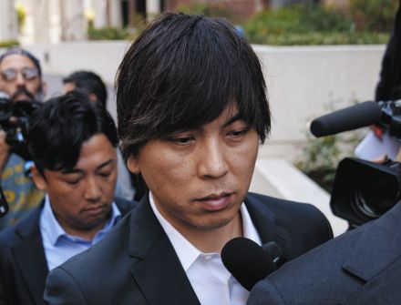 「クレージーだ」水原一平容疑者を取り囲み、容赦ない質問を浴びせる米メディアに「有名なラッパーの追っかけをする高校生の群れ」と皮肉も