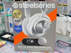 スペアバッテリーで充電切れを防げるヘッドセット「Arctis Nova Pro Wireless」に白色モデル
