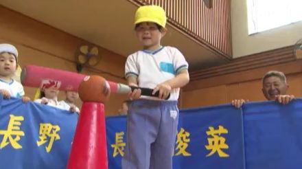 大きなボールでティーバッティングも体験　野球人口の裾野拡大へ　幼稚園児が高校生の指導受け野球教室