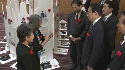 犯罪被害者の遺族らによる「生命のメッセージ展」に岸田総理の姿　犯罪対策に真剣に取り組む決意を強調