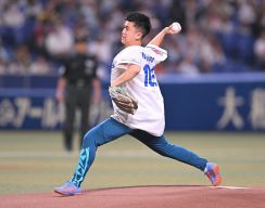 人気インフルエンサー・ウンパルンパが始球式　交流のある阪神・森下翔太相手に７２キロ直球投げ込む