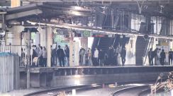 通勤通学ピーク時のJR登戸駅で“突き落とし” 男性2人が線路に転落　「ジタバタ足をばたつかせ…」32歳男を逮捕　