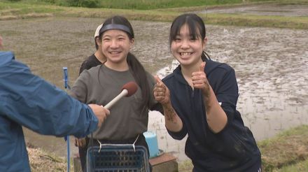 東京の中学生が新潟で初めての“田植え”体験　のどかな田園風景に生徒たちの叫び声!?「自然が最高」