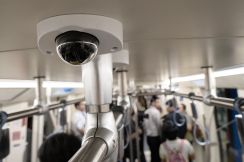 鉄道車両内への防犯カメラ設置を進める日本が、イギリスの「監視カメラ」に学べること
