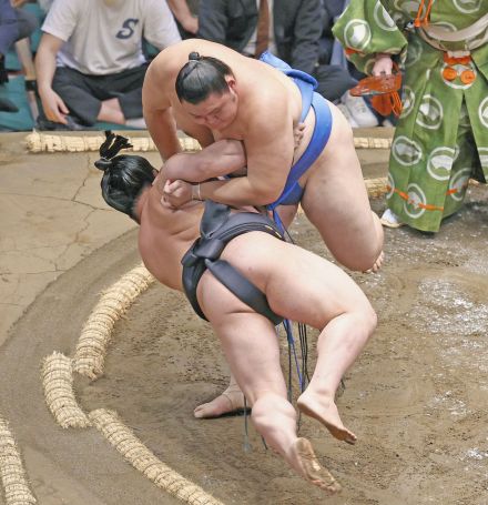 【大相撲】大の里、若元春との三役対決制し3勝目　逆転の突き落としに「勝ちは勝ち。体が動いてくれた」