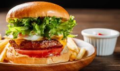 「ご当地バーガー」人気ランキング！　2位は「千歳バーガー」と「ヨコスカネイビーバーガー」、1位は？【2022年調査結果】