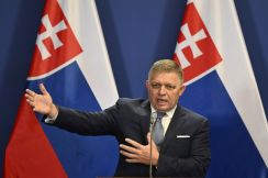 スロバキア首相は「命に関わる危険な状態」　銃撃され病院に搬送