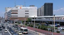 南海高野線の堺東駅、地元民だけが知る「別の顔」　巨大駅ビルと小さな駅舎、西と東で大きく異なる駅の表情