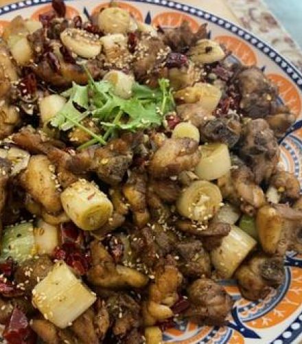 羊肉には箸を使うな！ 池袋東口に見つけた“ガチ新疆ウイグル料理”店「疆莱」で喰らう野趣あふれる“本物”の味