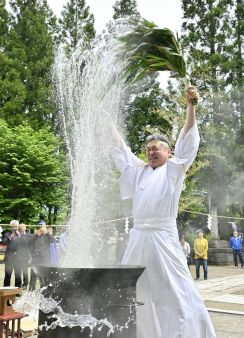 気合一発、熱湯浴びて安全祈る　栃木・日光の清滝神社で「湯立て神事」　全国的にも珍しい荒行
