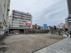 沼津駅南口のラブライブ！カフェ跡地　「実践広場」の事業者応募なし　工期遅れの見込み