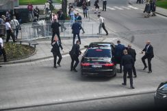 スロバキア首相、銃撃され重体　政治的犯行か
