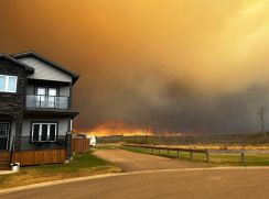 カナダ森林火災、オイルサンド産地に迫る