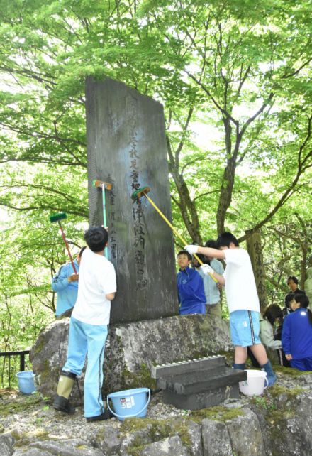 津波で遠足の児童13人犠牲　献花し追悼　日本海中部地震41年