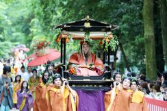 平安時代の装いで、500人が練り歩く　京都三大祭りの一つ「葵祭」
