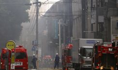京都市の繁華街で火災　「爆発音と炎」2人搬送