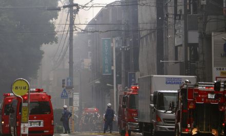 京都市の繁華街で火災　「爆発音と炎」2人搬送