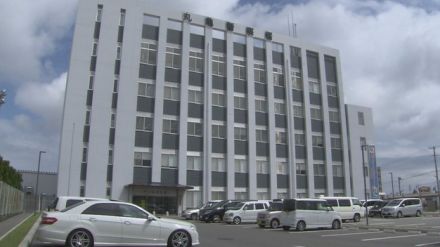 10代女性のスカートの下にスマホを差し入れた疑い　小学校教員の男を逮捕