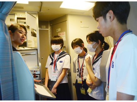 憧れの職業にわくわく　中学生が奄美空港で職場体験　JALの機内も見学