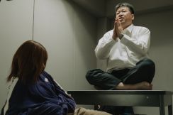 取調室でヨガを披露。「あんのこと」河合優実と佐藤二朗の共演シーン公開