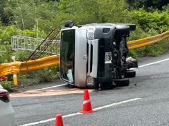 4人乗りワゴン車が単独の横転事故　1人死亡、2人軽傷か　山口・周南