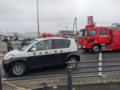 国道4号で乗用車の単独横転事故　80代男性がけが　現場付近の下り線が通行止め　仙台・泉区松森中道