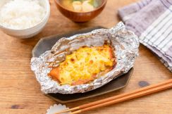 子どもも食べやすい「鮭のタルタル焼き」。材料をホイルで包んでオーブンに入れるだけ