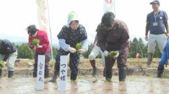 ことし開学した新庄市の東北農林専門職大学で知事と学生が田植え　「日本の農業界を背負って」