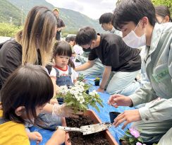 親子8組と花寄せ植え　三重・松阪の飯南高生徒21人