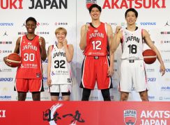バスケットボール日本代表新ユニホーム発表　エブリン、渡辺雄太ら“モデルばり”ポージングで会場沸かす