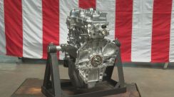 「新しいエンジンを分解そして組み立てるのが楽しみ」　自動車販売会社が教材用のエンジンを寄贈　山口・下関