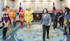 台湾総統府でドラァグクイーンがはなむけのパフォーマンス