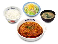 松屋、アルゼンチンの「チミチュリソース」使った新商品が登場！　大使館の外交官も「美味しい」