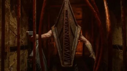 『サイレントヒル』の最新映画『Return to Silent Hill』の三角頭こと”レッドピラミッドシング”の画像が公開。映画『サイレントヒル』を手掛けたクリストフ・ガンズ監督が復帰、『サイレントヒル2』をベースに映画化する