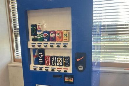灘中学・高校生が制作した「自動販売機」　300時間以上かけて完成した作品に目を疑う