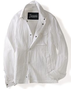 〈ヘルノ〉のシャツジャケットは、透け感とシワ感のある上質な素材！
