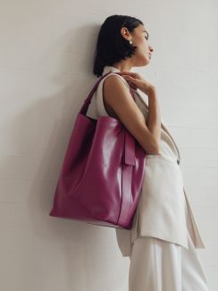 革の美しい造形を生かしたミニマルデザインの上質バッグ。「土屋鞄」に新ウィメンズラインが登場！