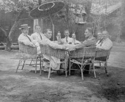 ドイツ人捕虜の生活鮮明に　久留米大教授らが収集写真を書籍化　旧ジェーンズ邸で喫茶楽しむ様子も