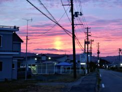 夕焼け空に輝く「光の柱」出現...自然の神秘、サンピラー現象　福島・浪江