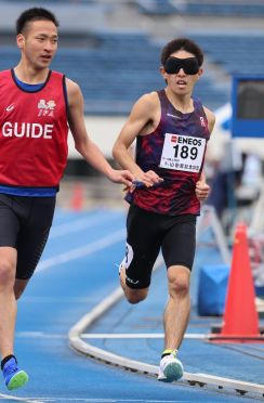 唐沢「銅」、日本勢メダル第1号　神戸世界パラ陸上　男子5000ｍ（視覚障害T11）