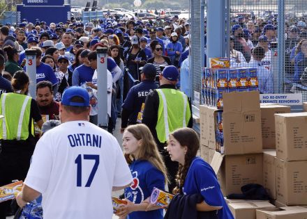 大谷フィーバー…来場者特典ボブルヘッドに長打の列「チケットも高騰するだろう」ロバーツ監督