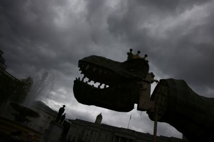 【今日の1枚】王冠を頂く恐竜、街中に出現 英ロンドン