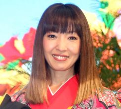 MAX REINA、3人の子どもたちと“変顔” 結婚記念日の家族ショットに反響「顔オモロいなぁ」「家族の絆を感じました」